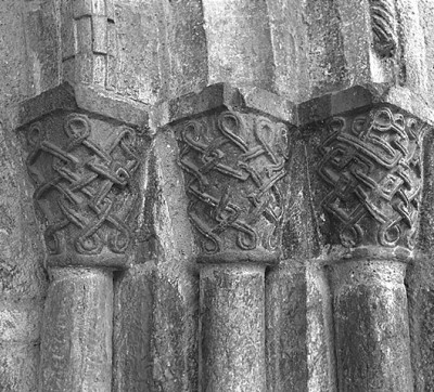 Arreau, Chapiteau à droite du portail de la chapelle